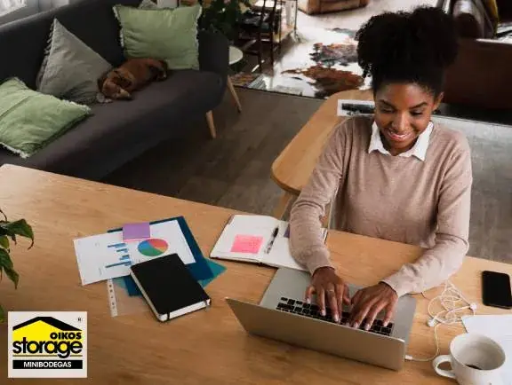 ¿Deseas emprender desde casa? Mujer trabajando en su negocio desde casa